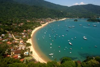 Vila do Abraão, em Ilha Grande, vista de cima