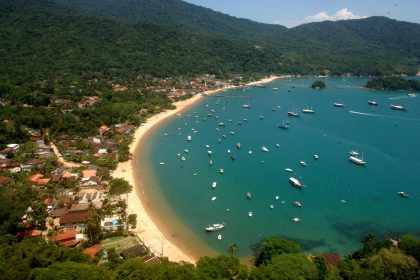 Vila do Abraão, em Ilha Grande, vista de cima