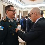 Victor Santos, condecora o secretário municipal da Casa Civil, Leandro Matieli Gonçalves, durante cerimônia que reuniu autoridades civis e militares.