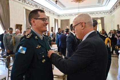 Victor Santos, condecora o secretário municipal da Casa Civil, Leandro Matieli Gonçalves, durante cerimônia que reuniu autoridades civis e militares.