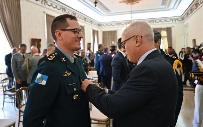 Victor Santos, condecora o secretário municipal da Casa Civil, Leandro Matieli Gonçalves, durante cerimônia que reuniu autoridades civis e militares.
