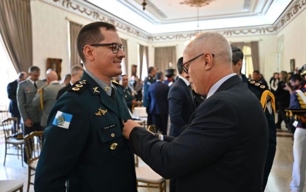 Victor Santos, condecora o secretário municipal da Casa Civil, Leandro Matieli Gonçalves, durante cerimônia que reuniu autoridades civis e militares.