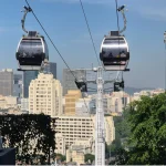 As gôndolas do Teleférico da Providência com o Centro do Rio: viagem ao morro onde o termo favela nasceu