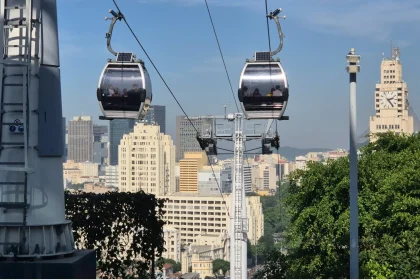 As gôndolas do Teleférico da Providência com o Centro do Rio: viagem ao morro onde o termo favela nasceu