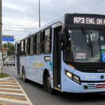 Ônibus do Sistema Integrado de Transporte (SIT) de Macaé; TCE-RJ determinou que a bilhetagem eletrônica passe a ser licitada separadamente da concessão do transporte coletivo e proibiu a participação das atuais empresas de ônibus no processo.