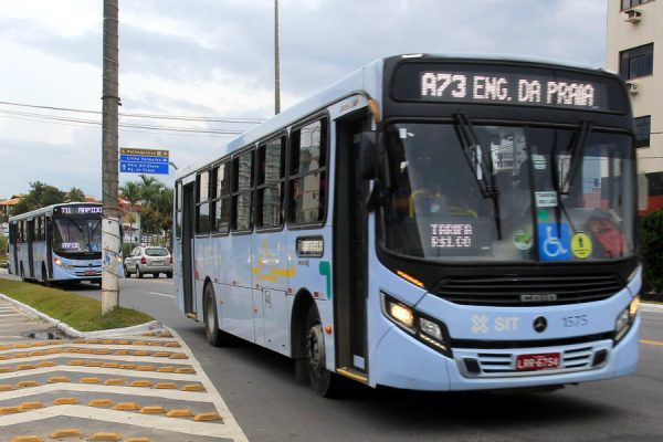 Fim da ‘caixa-preta’: TCE manda Prefeitura de Macaé licitar bilhetagem e veta empresas de ônibus no processo 48 Ônibus do Sistema Integrado de Transporte (SIT) de Macaé; TCE-RJ determinou que a bilhetagem eletrônica passe a ser licitada separadamente da concessão do transporte coletivo e proibiu a participação das atuais empresas de ônibus no processo.