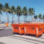 Contêineres de lixo instalados na calçada da Avenida Atlântica, no Leme, estão entre os modelos que vêm sendo alvo de críticas de moradores e comerciantes por questões como impacto visual e conservação.