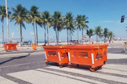 Contêineres de lixo instalados na calçada da Avenida Atlântica, no Leme, estão entre os modelos que vêm sendo alvo de críticas de moradores e comerciantes por questões como impacto visual e conservação.
