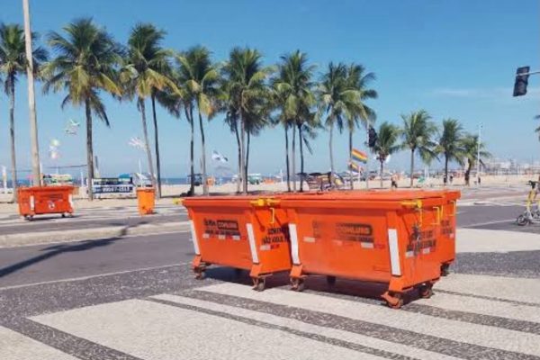 Contêineres de lixo instalados na calçada da Avenida Atlântica, no Leme, estão entre os modelos que vêm sendo alvo de críticas de moradores e comerciantes por questões como impacto visual e conservação.