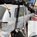 Em um dos terrenos vistoriados, agentes encontraram veículos e peças automotivas sem identificação e sem registro no Detran RJ.