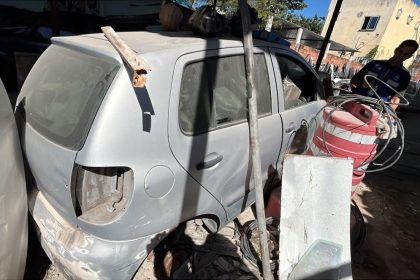 Em um dos terrenos vistoriados, agentes encontraram veículos e peças automotivas sem identificação e sem registro no Detran RJ.