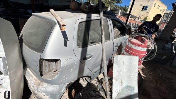 Em um dos terrenos vistoriados, agentes encontraram veículos e peças automotivas sem identificação e sem registro no Detran RJ.