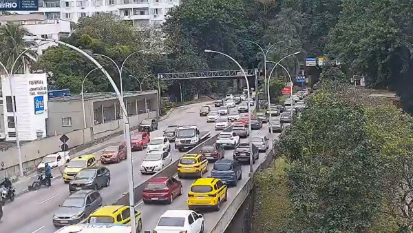 Van pega fogo na saída do Túnel Rebouças e deixa trânsito congestionado no sentido Centro