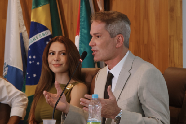 Sarah Poncio e o pai, pastor Márcio Poncio