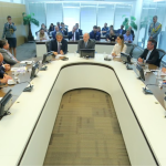 Ricardo Couto em reunião com prefeitos