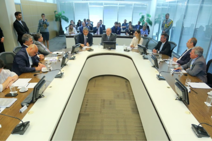 Ricardo Couto em reunião com prefeitos