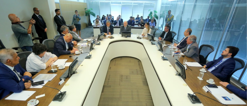 Ricardo Couto em reunião com prefeitos