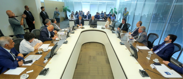 Ricardo Couto em reunião com prefeitos