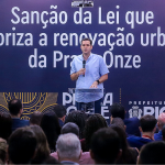 Prefeito Eduardo Cavaliere em evento de sanção da lei que autoriza o Praça Onze Maravilha