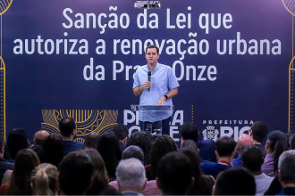 Prefeito Eduardo Cavaliere em evento de sanção da lei que autoriza o Praça Onze Maravilha