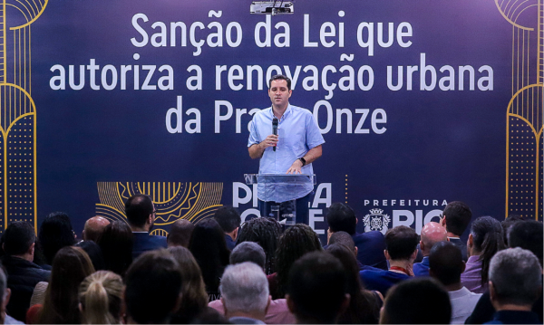Prefeito Eduardo Cavaliere em evento de sanção da lei que autoriza o Praça Onze Maravilha
