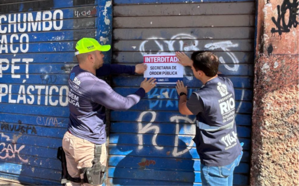 Ferro-velho clandestino no Jacaré, na Zona Norte, é interditado