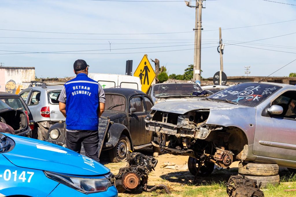 Detran-RJ interdita três ferros-velhos em Campos