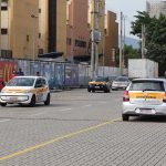 Carros de autoescola durante provas práticas