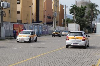 Carros de autoescola durante provas práticas