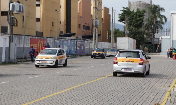 Carros de autoescola durante provas práticas