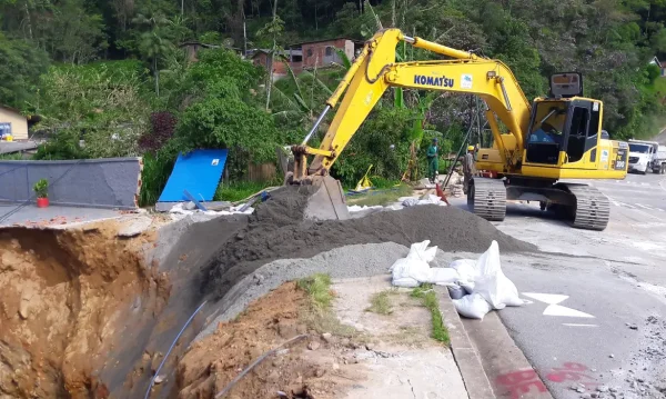 MPF cobra revisão de perícia para corrigir indenização de vítimas da ‘cratera’ na BR-040, em Petrópolis 48 Escavadeira cobre cratera formada à margens da rodovia BR-040, em Petrópolis