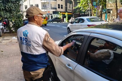 Agentes durante fiscalização em Copacabana