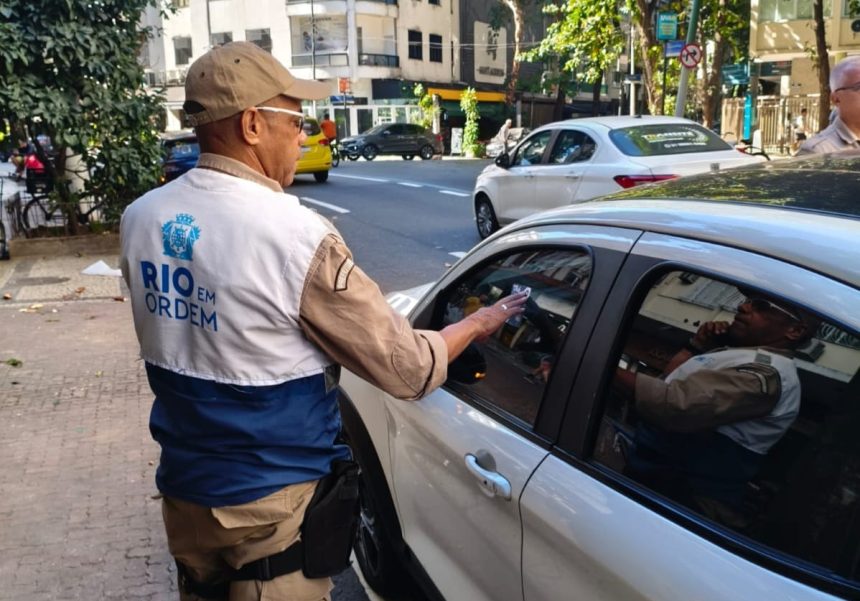 Agentes durante fiscalização em Copacabana