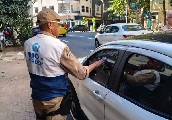 Agentes durante fiscalização em Copacabana