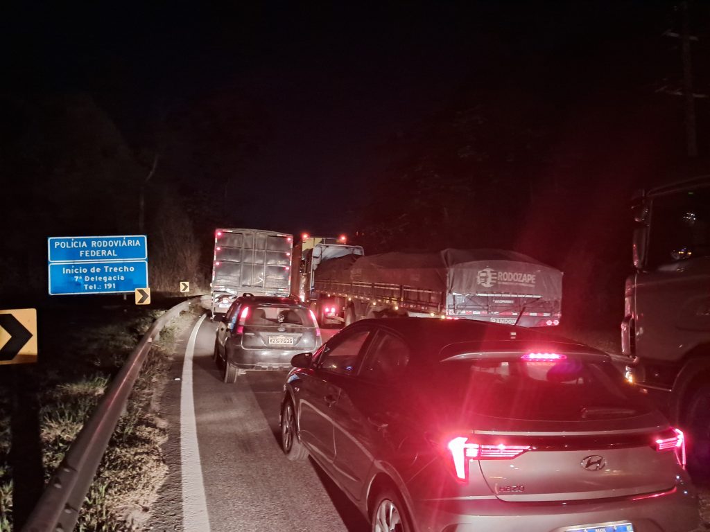 Carreta tomba na Serra das Araras e interdita pistas; trecho permanece congestionado