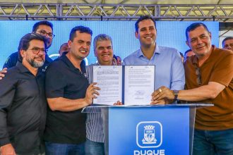 Eduardo Cavaliere (PSD), Netinho Reis (MDB) e representantes das duas prefeituras