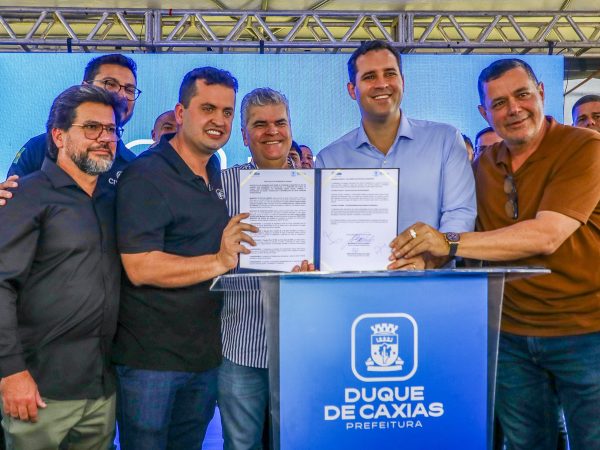 Muralha Digital: prefeituras do Rio e de Caxias anunciam parceria entre sistemas de monitoramento das duas cidades 52 Eduardo Cavaliere (PSD), Netinho Reis (MDB) e representantes das duas prefeituras