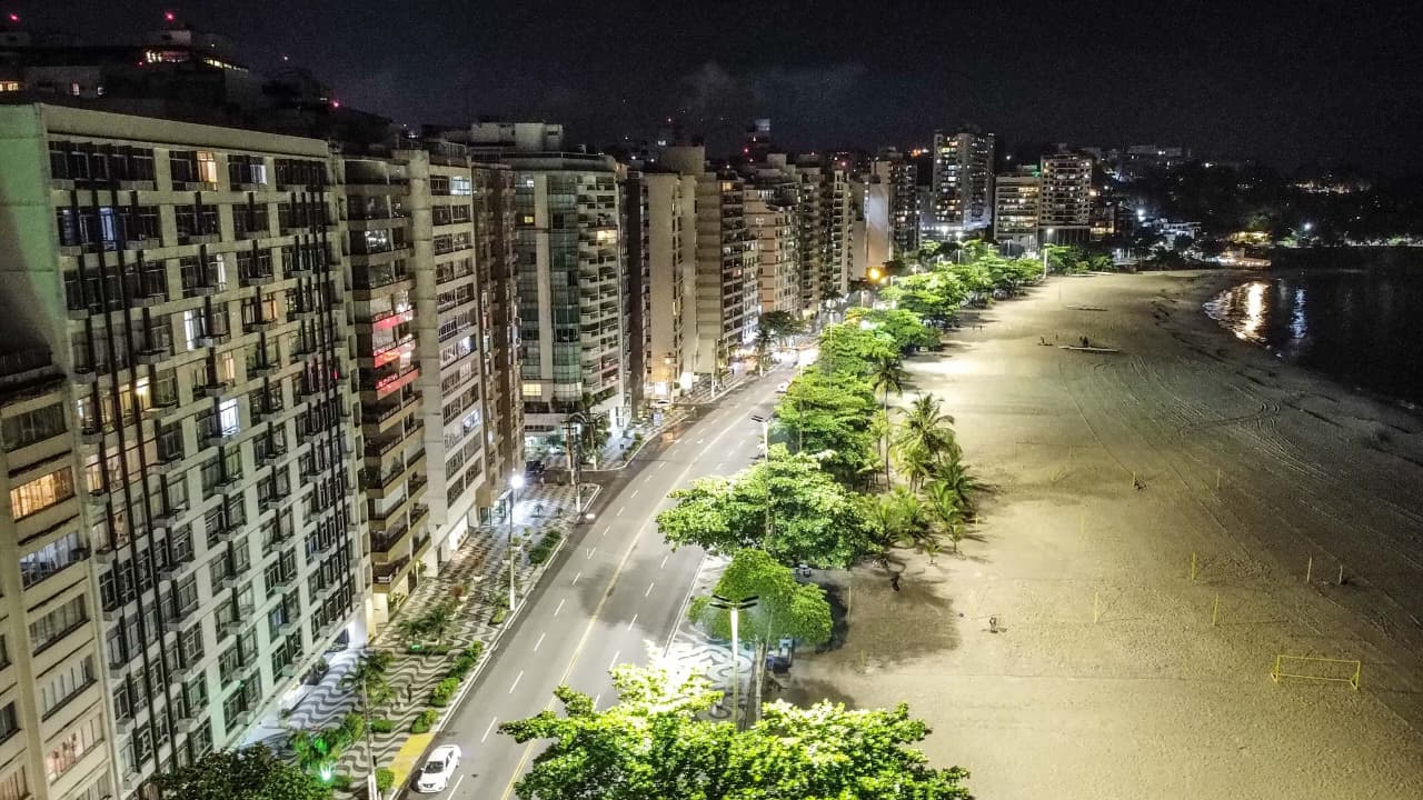 Adeus à luz amarela: Niterói prevê 100% da cidade com iluminação LED até o fim de setembro