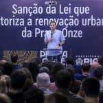 Prefeito Eduardo Cavaliere em evento de sanção da lei que autoriza o Praça Onze Maravilha