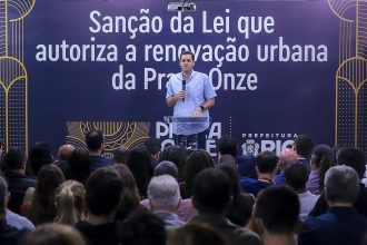 Prefeito Eduardo Cavaliere em evento de sanção da lei que autoriza o Praça Onze Maravilha