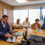 Prefeito Eduardo Cavaliere (PSD) autorizou investimento na Feira de São Cristóvão ao lado do gestor Pedro Porto (casaco marrom)