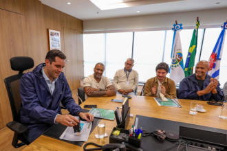 Prefeito Eduardo Cavaliere (PSD) autorizou investimento na Feira de São Cristóvão ao lado do gestor Pedro Porto (casaco marrom)