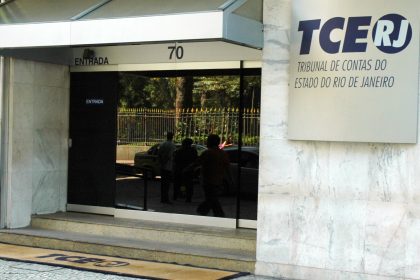 O TCE-RJ determinou a citação de Organizações Sociais e ex-dirigentes para devolver R$ 5,15 milhões aos cofres públicos.