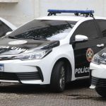 Viatura da Polícia Civil durante operação contra desvio de remédios para câncer