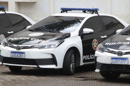 Viatura da Polícia Civil durante operação contra desvio de remédios para câncer