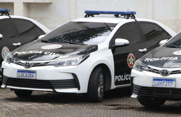 Viatura da Polícia Civil durante operação contra desvio de remédios para câncer