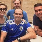 Rogéria Bolsonaro e os filhos Flávio, Carlos e Eduardo