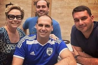 Rogéria Bolsonaro e os filhos Flávio, Carlos e Eduardo
