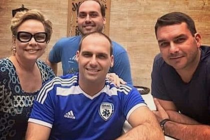 Rogéria Bolsonaro e os filhos Flávio, Carlos e Eduardo
