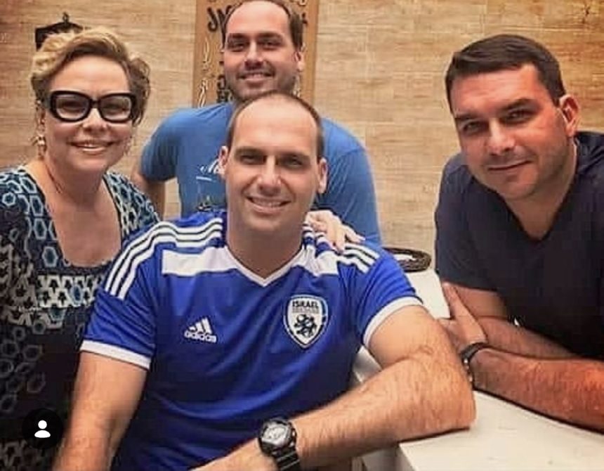 Rogéria Bolsonaro e os filhos Flávio, Carlos e Eduardo